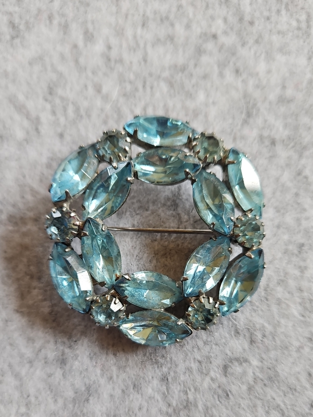 Vintage Aqua Blue Rhinestone Silver Tone Circle Wreath Brooch 50s 60s - Picture 2 of 5